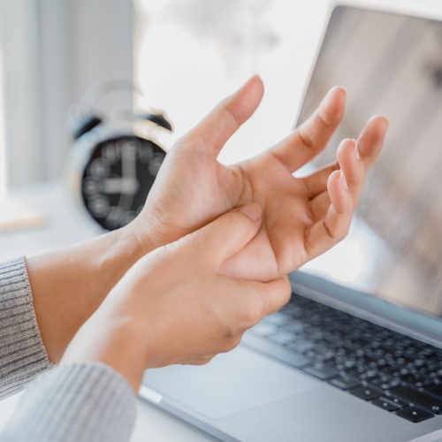 hand-pain-relief-Chiron-Physical-Therapy-Riding-VA